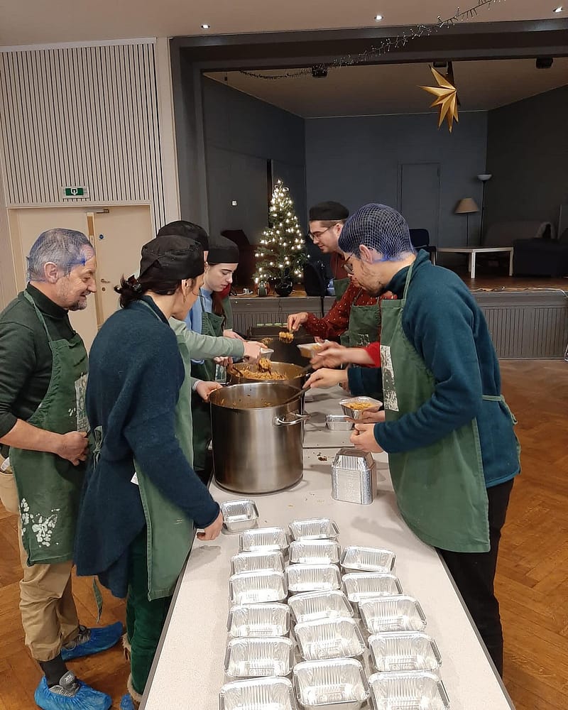 A delegation from DG Home portions out food